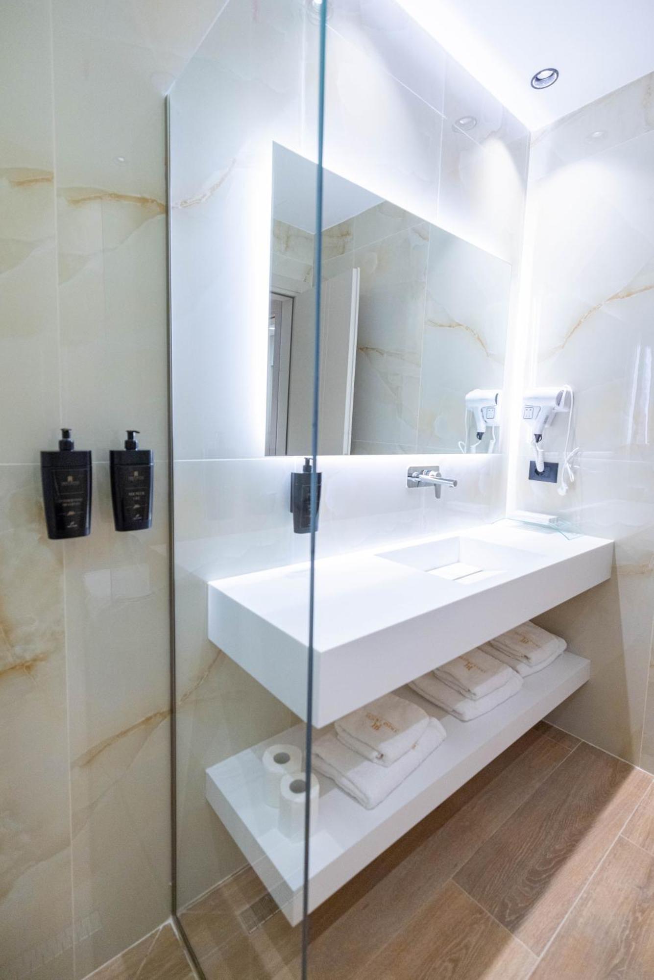 Tris3 Hotel Radhimë 外观 照片