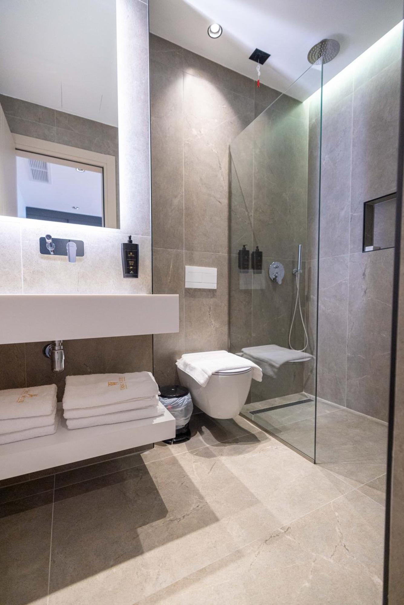 Tris3 Hotel Radhimë 外观 照片
